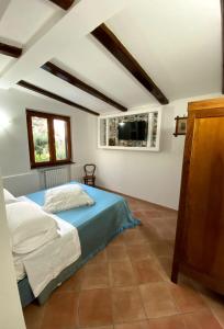 A bed or beds in a room at Giuali'