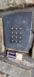une boîte métallique avec télécommande au sol dans l'établissement Plein Vent à 800m entrée Combes circuit Spa Francorchamps, à Francorchamps