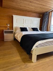 Кровать или кровати в номере Baikal Khan Hotel Olkhon