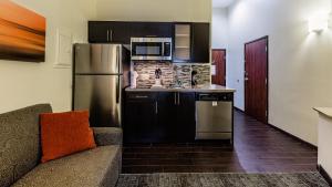 Kuchyň nebo kuchyňský kout v ubytování Staybridge Suites Laredo by IHG