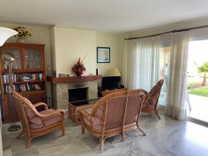 - un salon avec une table, des chaises et une cheminée dans l'établissement El Lobo de Mar Estepona, à Estepona