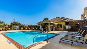 uma piscina com cadeiras e um gazebo em Staybridge Suites Laredo, an IHG Hotel em Laredo