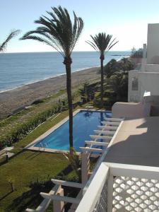- une vue sur la plage depuis le balcon d'une maison dans l'établissement El Lobo de Mar Estepona, à Estepona