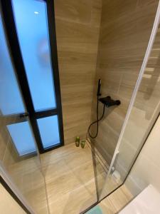 an overhead view of a shower with a window at LINEROS SUITE in Córdoba