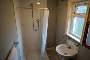 een badkamer met een douche en een wastafel bij Adnans Hotel in Birmingham