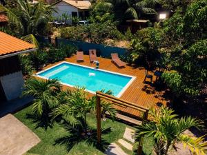 una piscina en un patio con palmeras en Morada Toniatti, en Barra Grande