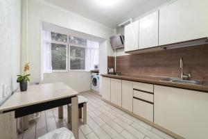 Ett kök eller pentry på Apartment on Vorovskogo 5
