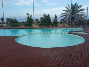 una piscina en la parte superior de una terraza de madera en Veneziola Amazing Views, en La Manga del Mar Menor