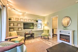 Μια τηλεόραση ή/και κέντρο ψυχαγωγίας στο Half-Mi to Coligny Beach Hilton Head Resort Condo