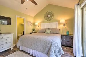 Ένα ή περισσότερα κρεβάτια σε δωμάτιο στο Half-Mi to Coligny Beach Hilton Head Resort Condo