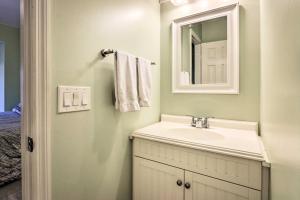 Ένα μπάνιο στο Half-Mi to Coligny Beach Hilton Head Resort Condo +22 φωτογραφίες