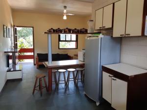 Dapur atau dapur kecil di 0001.07 - Maranduba - Apto - 2 Dormitório - 8 Pessoas - 2 Quadras Do Mar - Piscina - Wi-Fi (Excursão 96 Pessoas)