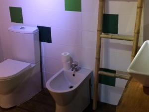 een badkamer met een toilet en een wastafel bij Casa das Andorinhas in Alpalhão