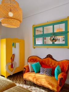 sala de estar con sofá y espejo en Alojamiento estilo Boho con mucho encanto en Ponferrada