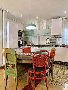 uma cozinha com uma mesa e quatro cadeiras em Alojamiento estilo Boho con mucho encanto em Ponferrada