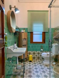 y baño con lavabo y aseo. en Alojamiento estilo Boho con mucho encanto en Ponferrada