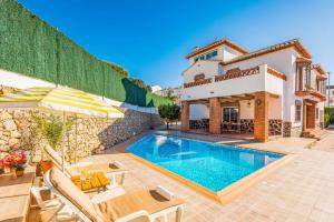Bazén v ubytovaní Villa Sol Nerja alebo v jeho blízkosti