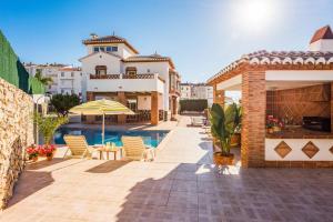 Bazén v ubytovaní Villa Sol Nerja alebo v jeho blízkosti