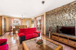 Televízia a/alebo spoločenská miestnosť v ubytovaní Villa Sol Nerja