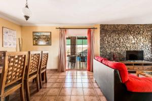 Televízia a/alebo spoločenská miestnosť v ubytovaní Villa Sol Nerja