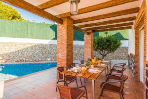 Bazén v ubytovaní Villa Sol Nerja alebo v jeho blízkosti