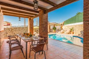 Bazén v ubytovaní Villa Sol Nerja alebo v jeho blízkosti