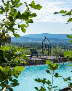 un columpio y una piscina con vistas en Les Milles Roches en Gordes