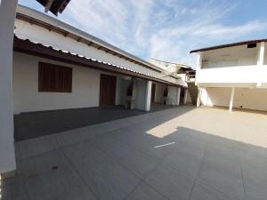 een lege binnenplaats van een gebouw met een dak bij 0006.03 - Maranduba - Chalé - 1 Dorm - 5 Pess - 3 Quadras Do Mar - Piscina Coletiva - WIFI in Ubatuba