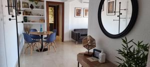 salon z lustrem, stołem i krzesłami w obiekcie old town Marbella w Marbelli +14 zdjęć