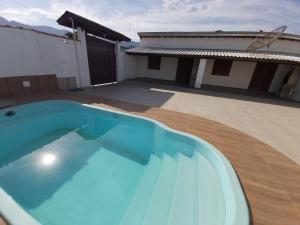 een groot blauw zwembad op het dak van een huis bij 0006.02 - Maranduba - Chalé - 1 Dorm - 5 Pess - 3 Quadras Do Mar - Piscina Coletiva - WIFI in Ubatuba