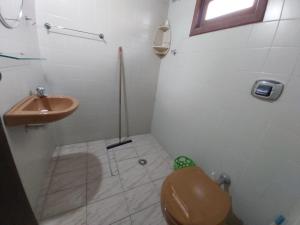 een badkamer met toilet en wastafel bij 0006.02 - Maranduba - Chalé - 1 Dorm - 5 Pess - 3 Quadras Do Mar - Piscina Coletiva - WIFI in Ubatuba +10 foto's