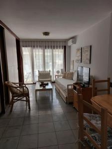 a living room with a couch and a tv at Punta del Este -Edificio Kennedy Apto 106 in Punta del Este