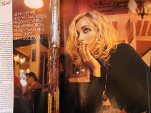 une couverture magazine d'une femme aux cheveux blonds dans l'établissement Grand Hôtel de Clermont, à Paris