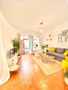 een woonkamer met een bank en een tafel bij Comfortable studio old town, parking optional in Sevilla