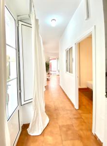 um corredor com uma cortina branca na parede em Comfortable studio old town, parking optional em Sevilha