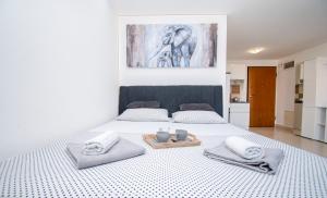 Posteľ alebo postele v izbe v ubytovaní APARTMENT SUN