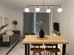 TV a/nebo společenská místnost v ubytování PUERTO BANUS BEACH MODERNO Apartamento