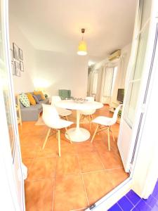 A seating area at SuperB Apartment in downtown of Sevilla ,parking optional, Top !!