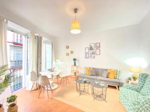 A seating area at SuperB Apartment in downtown of Sevilla ,parking optional, Top !!
