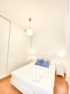A bed or beds in a room at SuperB Apartment in downtown of Sevilla ,parking optional, Top !!