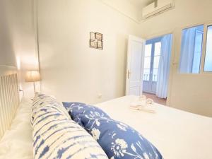 A bed or beds in a room at SuperB Apartment in downtown of Sevilla ,parking optional, Top !!