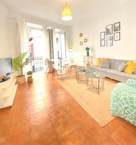 A seating area at SuperB Apartment in downtown of Sevilla ,parking optional, Top !!