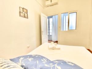 A bed or beds in a room at SuperB Apartment in downtown of Sevilla ,parking optional, Top !!
