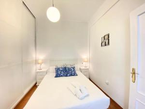 A bed or beds in a room at SuperB Apartment in downtown of Sevilla ,parking optional, Top !!