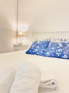 A bed or beds in a room at SuperB Apartment in downtown of Sevilla ,parking optional, Top !!