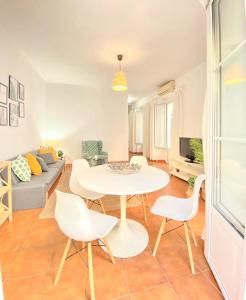 A seating area at SuperB Apartment in downtown of Sevilla ,parking optional, Top !!