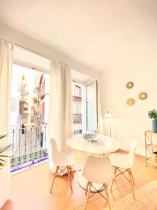 A balcony or terrace at SuperB Apartment in downtown of Sevilla ,parking optional, Top !!