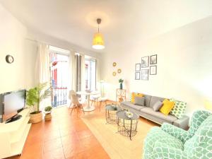 A seating area at SuperB Apartment in downtown of Sevilla ,parking optional, Top !!