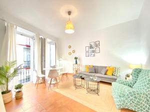 A seating area at SuperB Apartment in downtown of Sevilla ,parking optional, Top !!