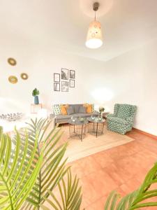 A seating area at SuperB Apartment in downtown of Sevilla ,parking optional, Top !!